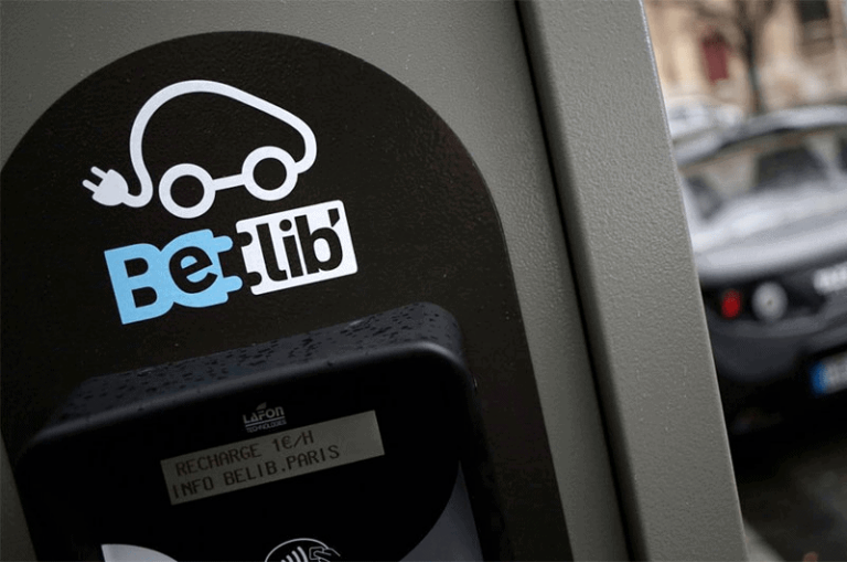 Liste des stations Belib avec statut de disponibilité