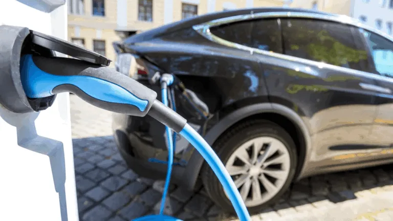 Véhicule électrique effectuant sa recharge sur une borne