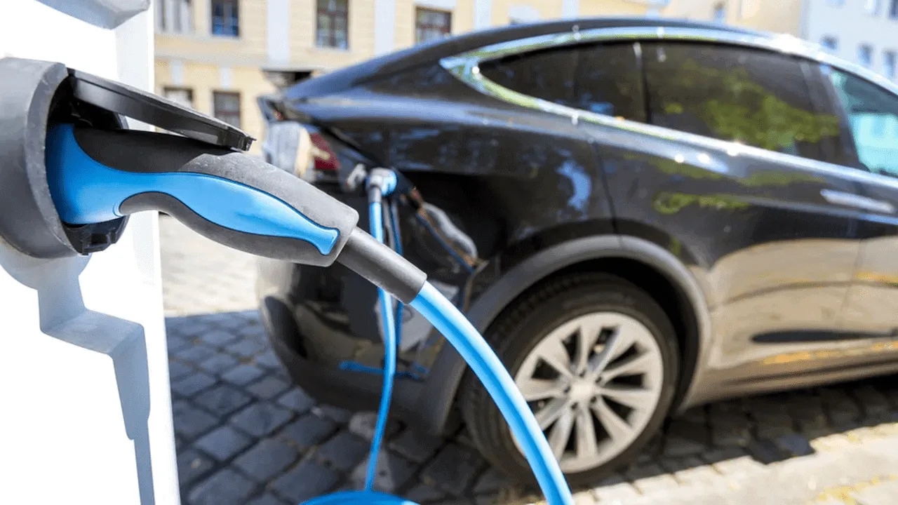 Véhicule électrique effectuant sa recharge sur une borne