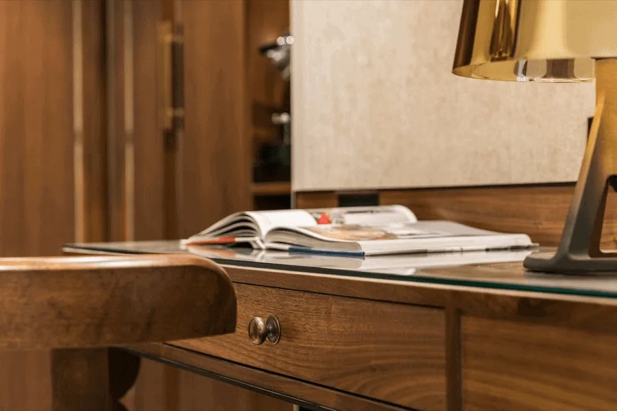 Maison Albar Pont Neuf : détail d'un bureau qui meuble une des chambres de l'établissement