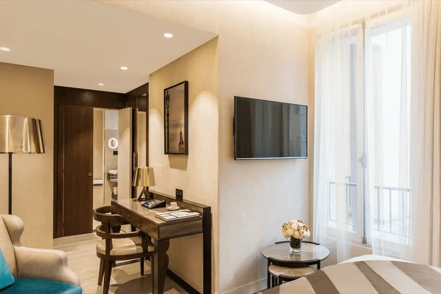 Maison Albar Pont Neuf : photo présentant l'agencement d'une des chambres de l'hôtel, tout en lignes droites et couleurs sobres.