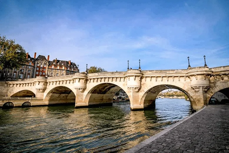 Photo du Pont Neuf, avec une partie de l'Ile de la Cité en arrière-plan