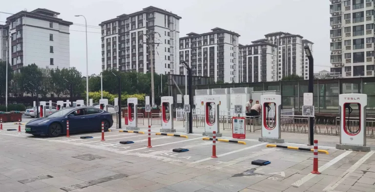 Vidéo incroyable d’une Tesla en mode conduite autonome en Chine