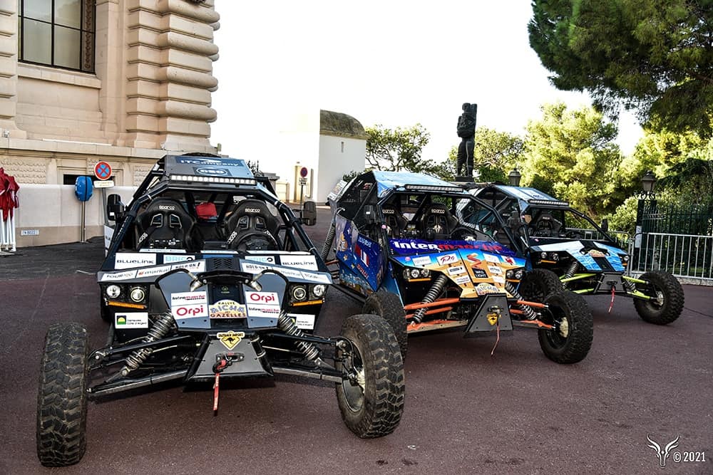 Rallye Aïcha des Gazelles : photo des buggys électriques devant le palais princier de Monaco