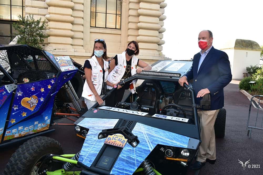 Rallye Aïcha des Gazelles : L'équipage d'un des buggys électriques en photo, à côté du Prince Albert II de Monaco