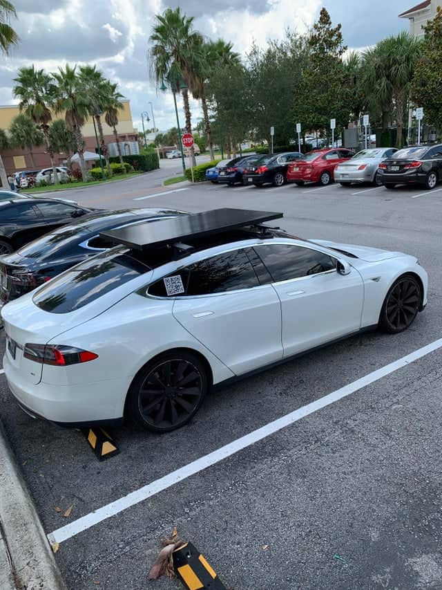Tesla Model S avec panneau solaire