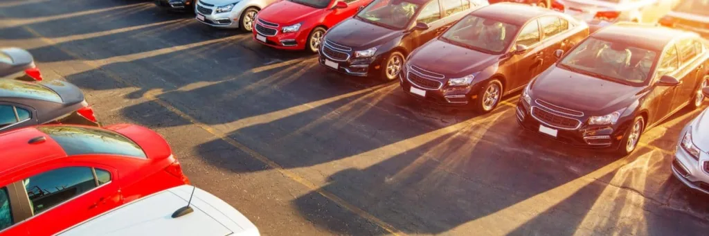 Véhicules garés sur un parking, disponible en leasing (photo Arval)