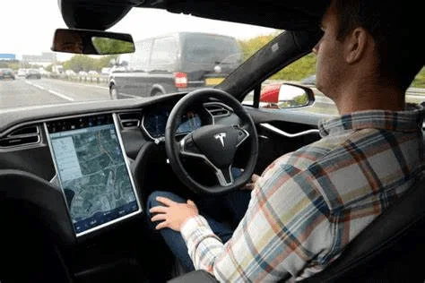 CNN essaye l&rsquo;autopilot Tesla et se fait filmer