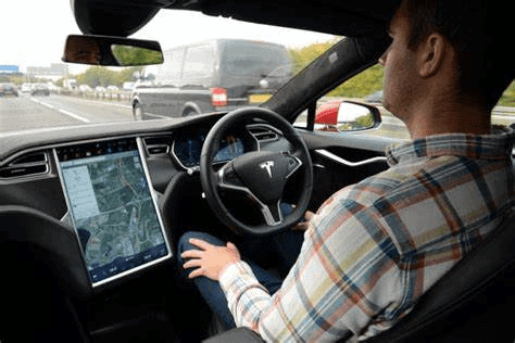 CNN essaye l’autopilot Tesla et se fait filmer