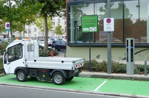 Photo d'un parking public équipé de nouvelles bornes de recharge