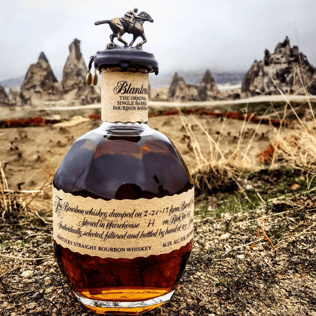Photo d'une bouteille de Blanton’s Original, bourbon whiskey, dans un décor naturel