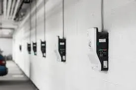 Photo d'installation de bornes de recharge dans un parking de copropriété