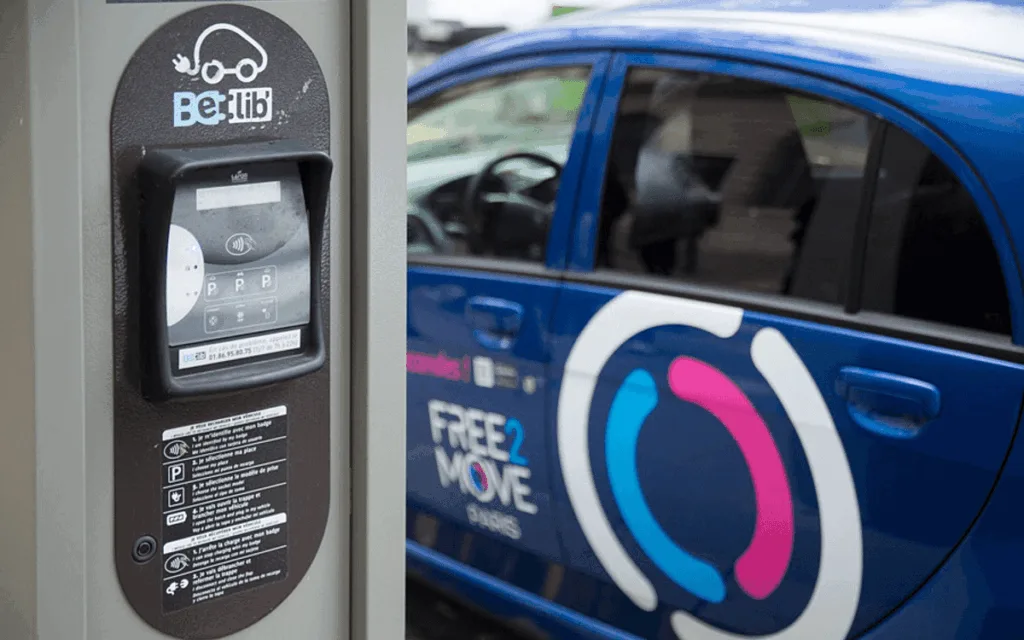 État des lieux des bornes de recharge à Paris : gros plan sur une borne du réseau Belib