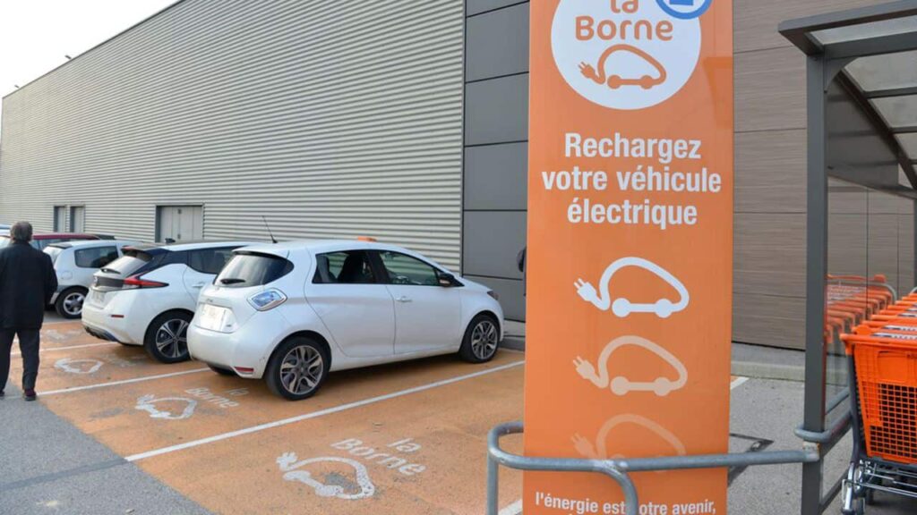 Parking de grande surface : Leclerc, avec borne de recharge