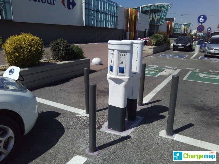 Parking de grande surface : Carrefour Beaugency, avec borne de recharge