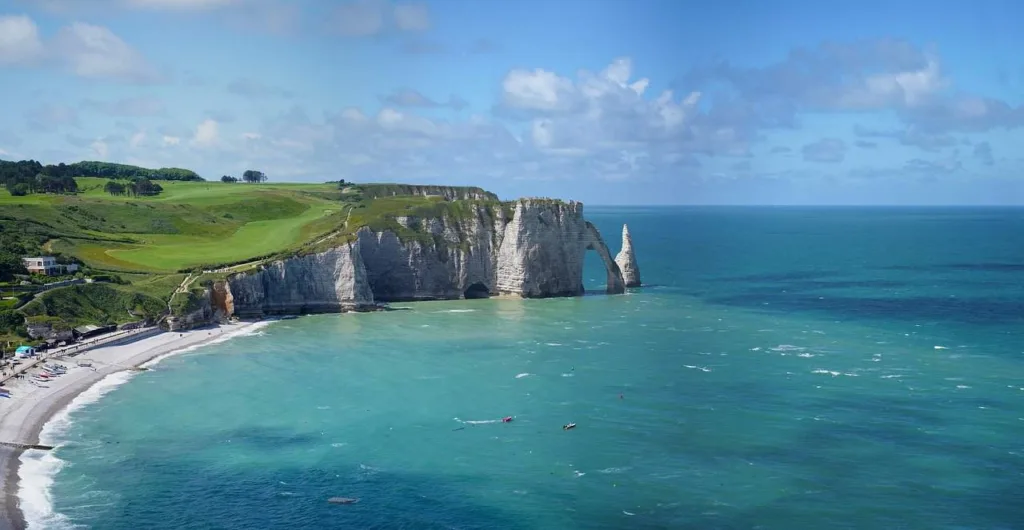 Survol de la baie d’Étretat, avec sa falaise emblématique