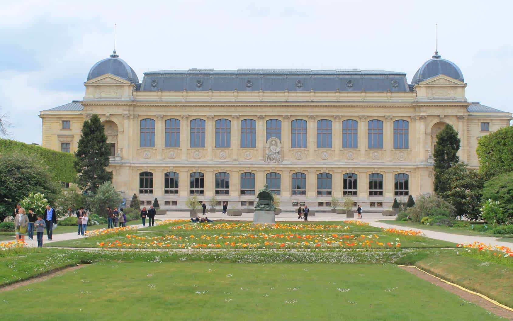 Photo de la façade du Muséum National d'Histoire Naturelle, prise depuis les jardins.