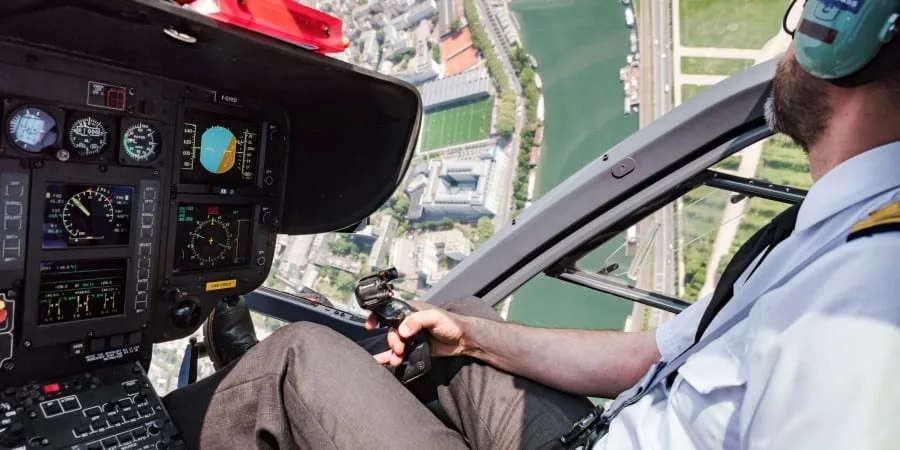 Vue du cockpit, pendant un survol de la capitale en hélicoptère