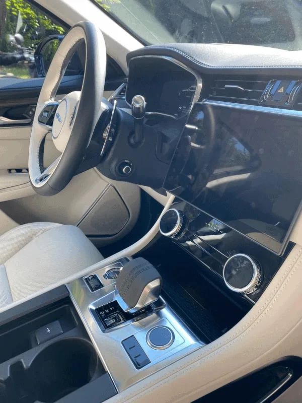 Jaguar F-PACE P400e : vue intérieure du tableau de bord