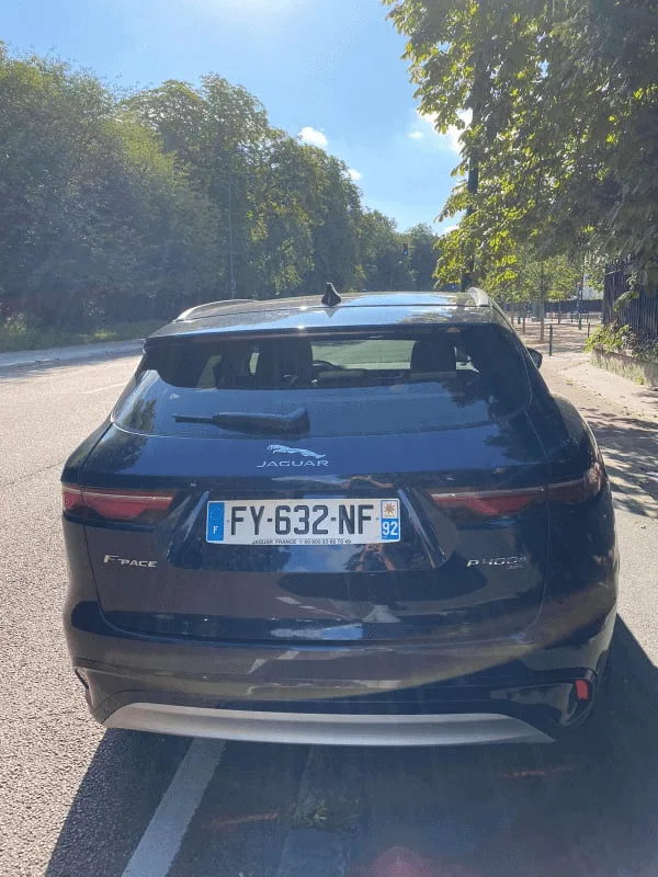 Jaguar F-PACE P400e : vue de l'arrière du véhicule.