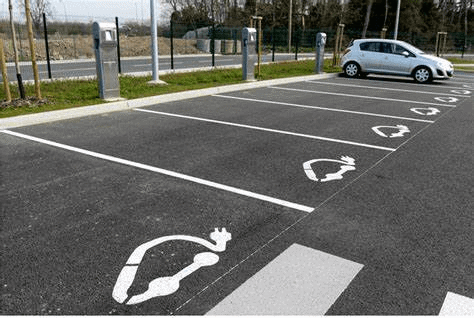 Parking équipé de places réservées à la recharge électrique