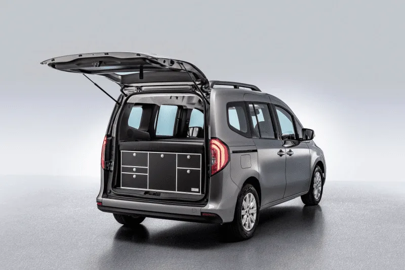 Vue promotionnelle du Citan, depuis l'arrière, avec le hayon relevé.