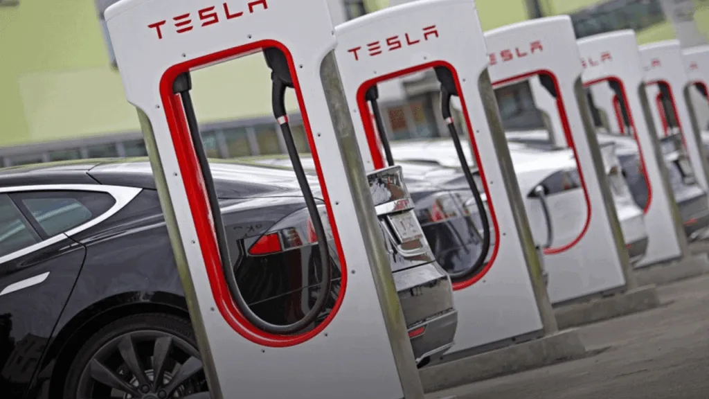 tesla_supercharger_voiture_en_charge