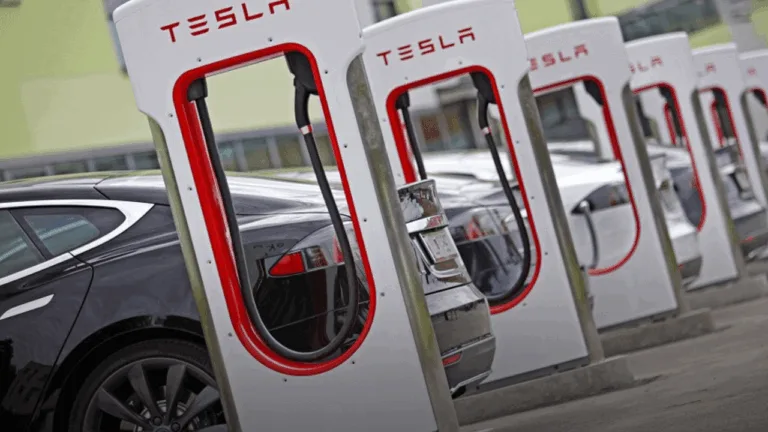 tesla_supercharger_voiture_en_charge