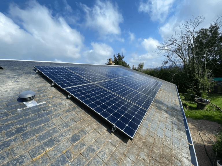 Recharger sa voiture électrique avec des panneaux solaires: possible ?