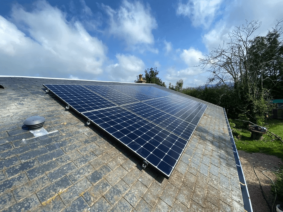panneaux solaires, installés sur un toit