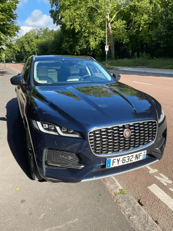 Vue de l'avant de la Jaguar F-PACE P400e