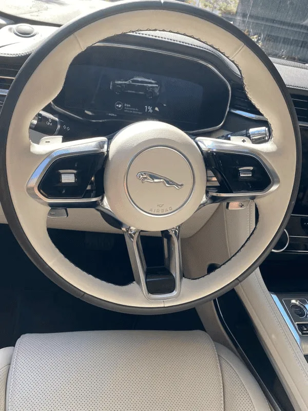 Vue du siège du conducteur, de la Jaguar F-PACE P400e