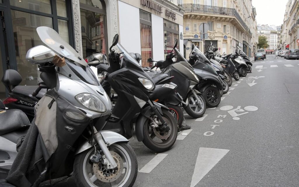 Photo présentant un parc motos dans la rue de Vintimille, à Paris, dans le 9e arrondissement.