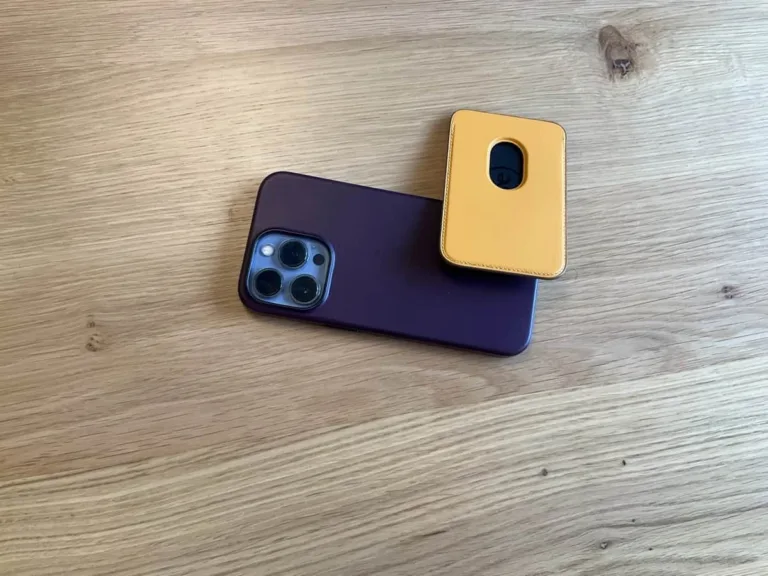 iPhone 13 Pro avec un porte-cartes MagSafe posé sur une table