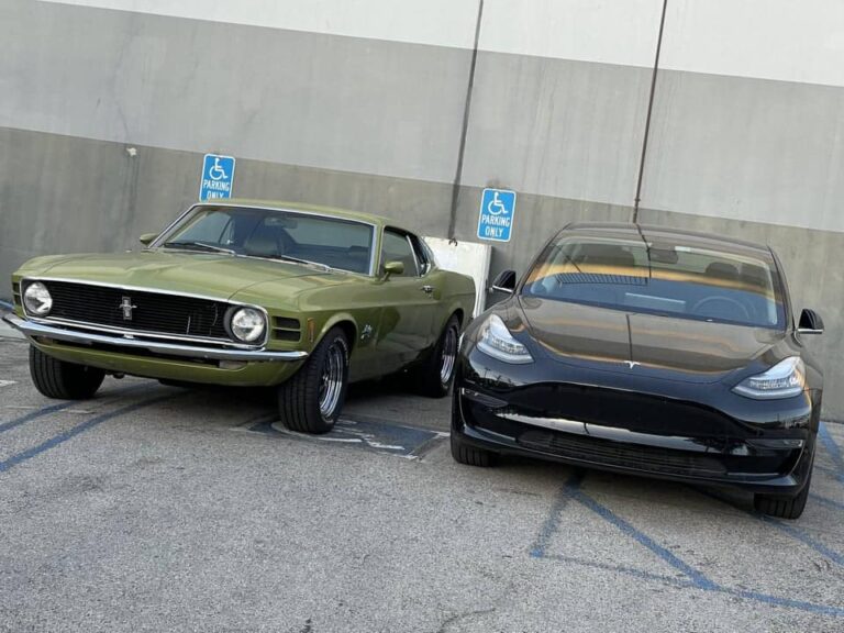 L’image d’une Mustang à côté d’une Tesla