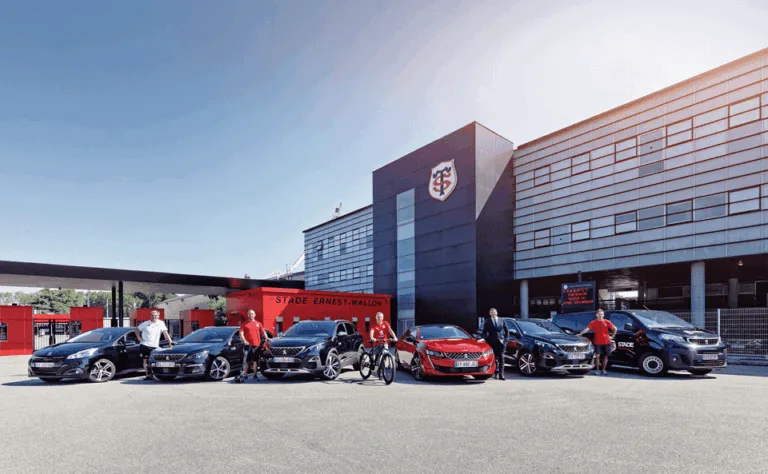 Véhicules de la marque Peugeot garés devant le Stade Toulousain