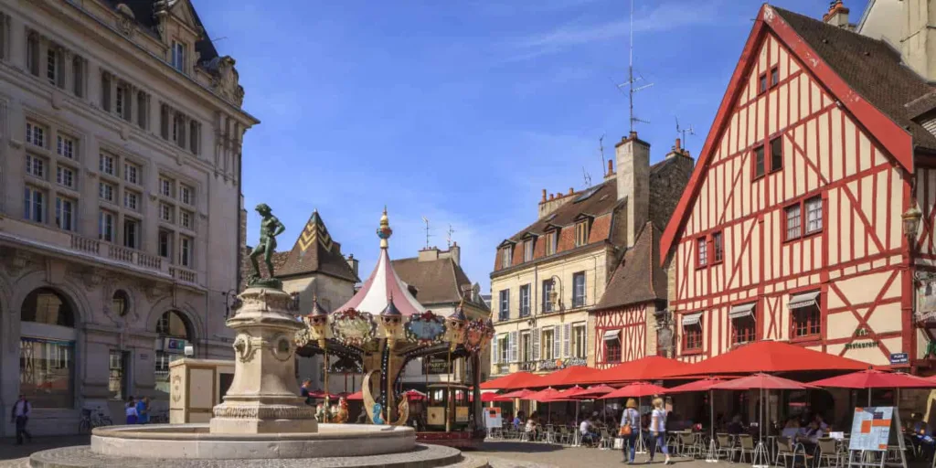 Photo de la place François Rude, à Dijon, mettant en valeur le bâti médiéval de la ville.