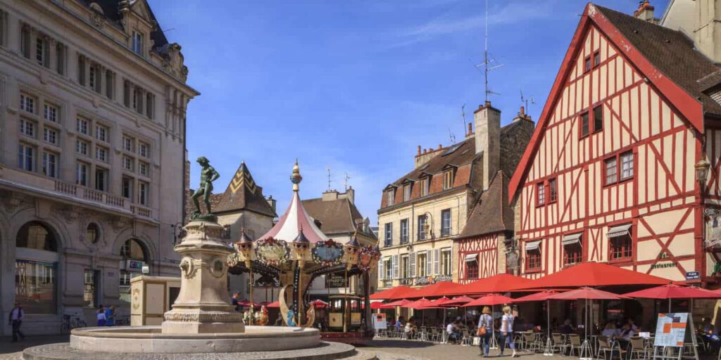 Photo de la place François Rude, à Dijon, mettant en valeur le bâti médiéval de la ville.