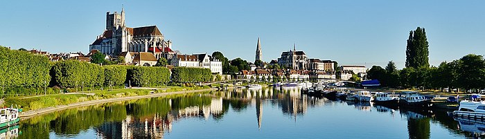 Photo de la ville d'Auxerre, depuis la rivière Yonne.