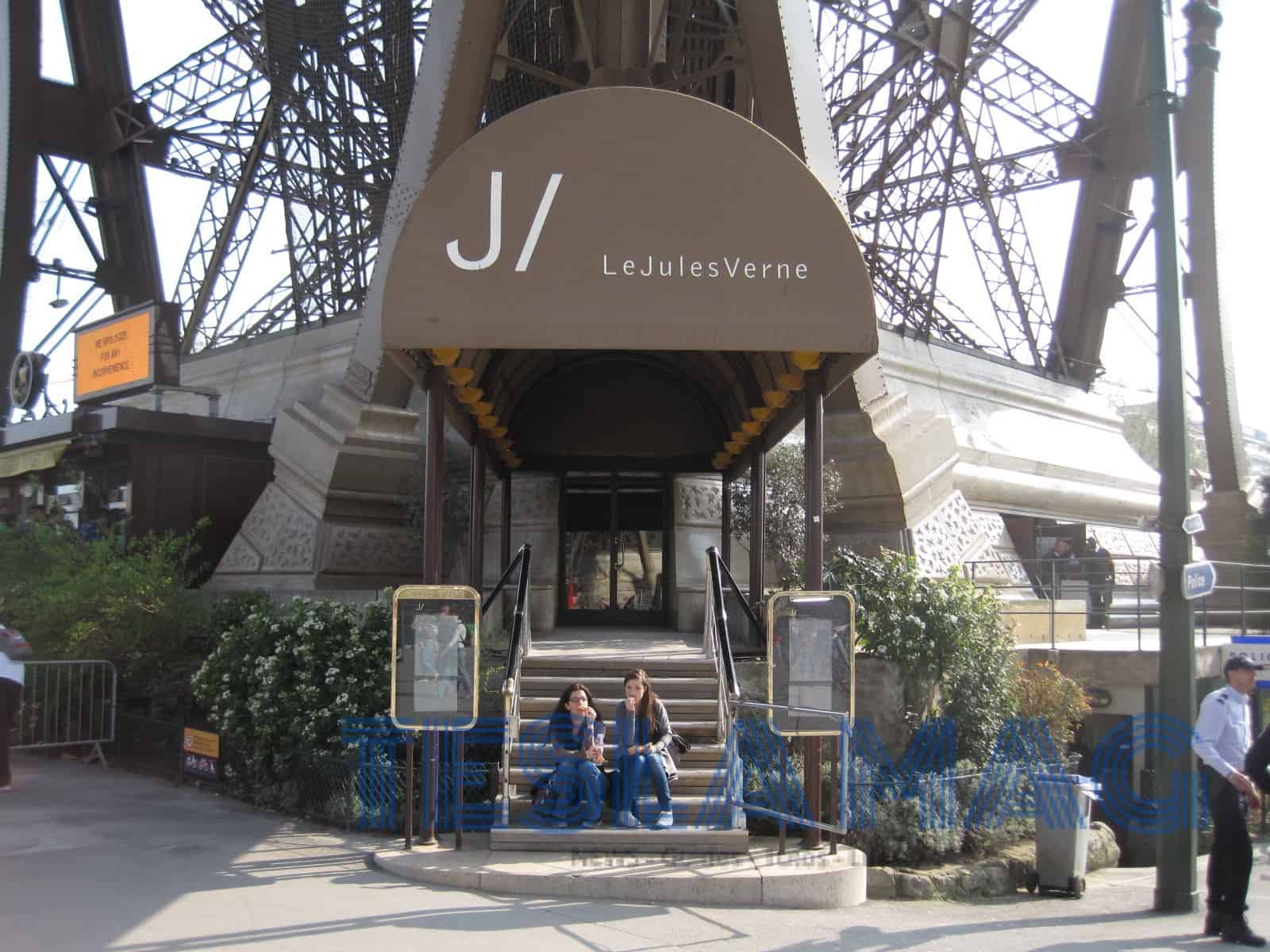 Photo de l'entrée du restaurant le Jules Verne, installé dans la Tour Eiffel, au coeur de Paris