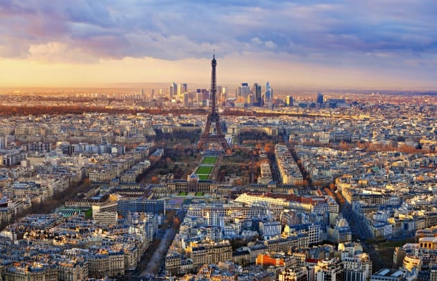 Vue aérienne de Paris, centrée sur la Tour Eiffel