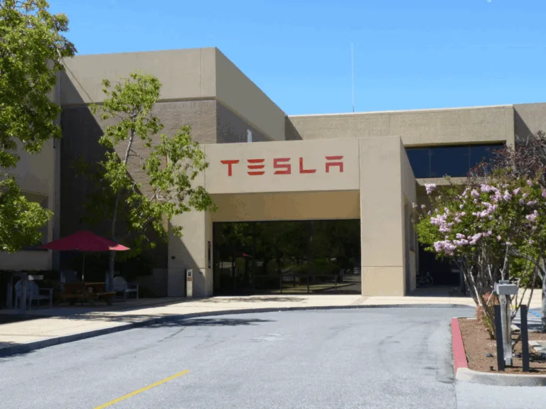 Fronton du bâtiment Tesla