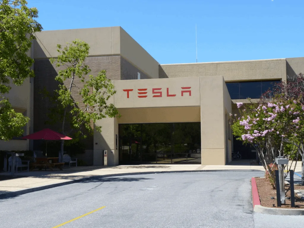 Fronton du bâtiment Tesla