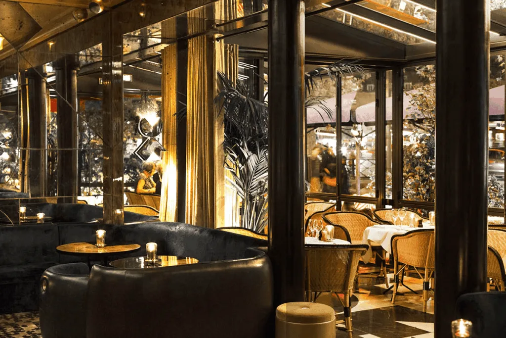 Photo présentant l'intérieur du Café Français, établissement situé près de Bastille, à Paris.