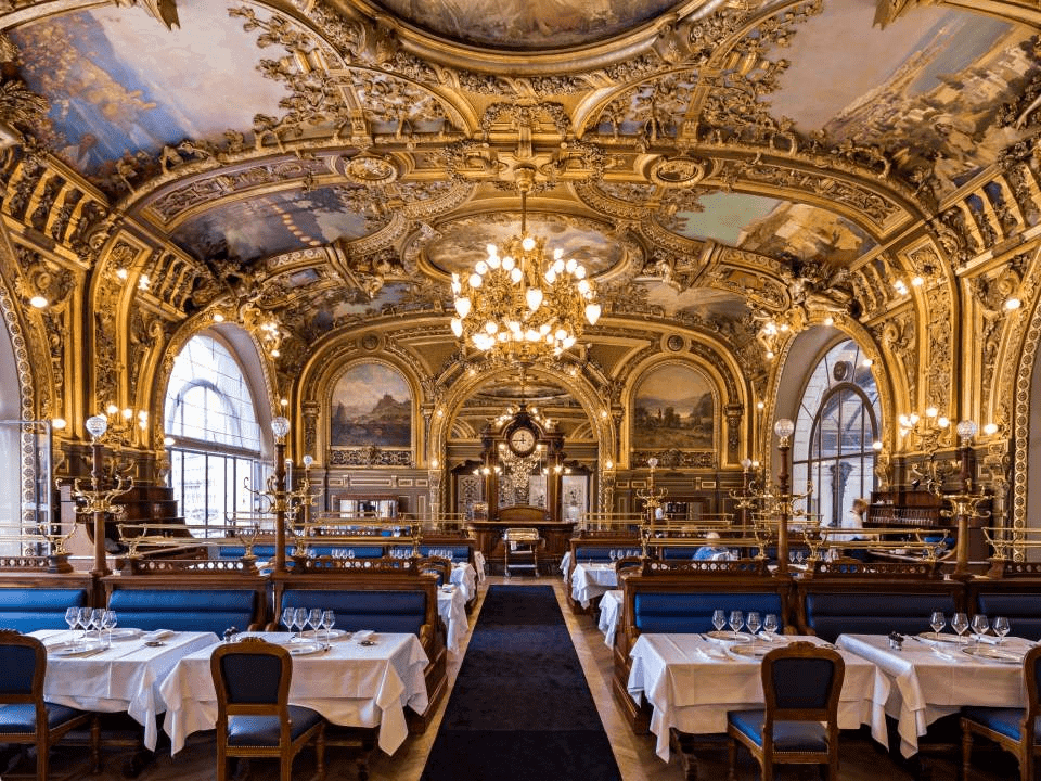 Photo présentant l'intérieur décoré de style baroque, de la salle du Train Bleu, restaurant installé près de la gare de Lyon, à Paris.
