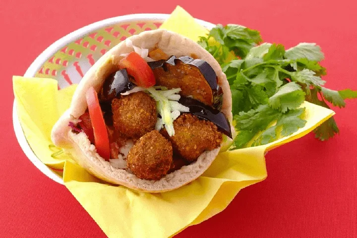 Photo de falafels et de leur accompagnement;