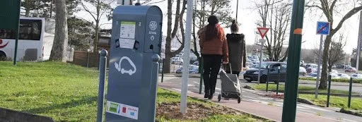Photo d'une borne de recharge aux Ulis, gérée par le SMOYS.