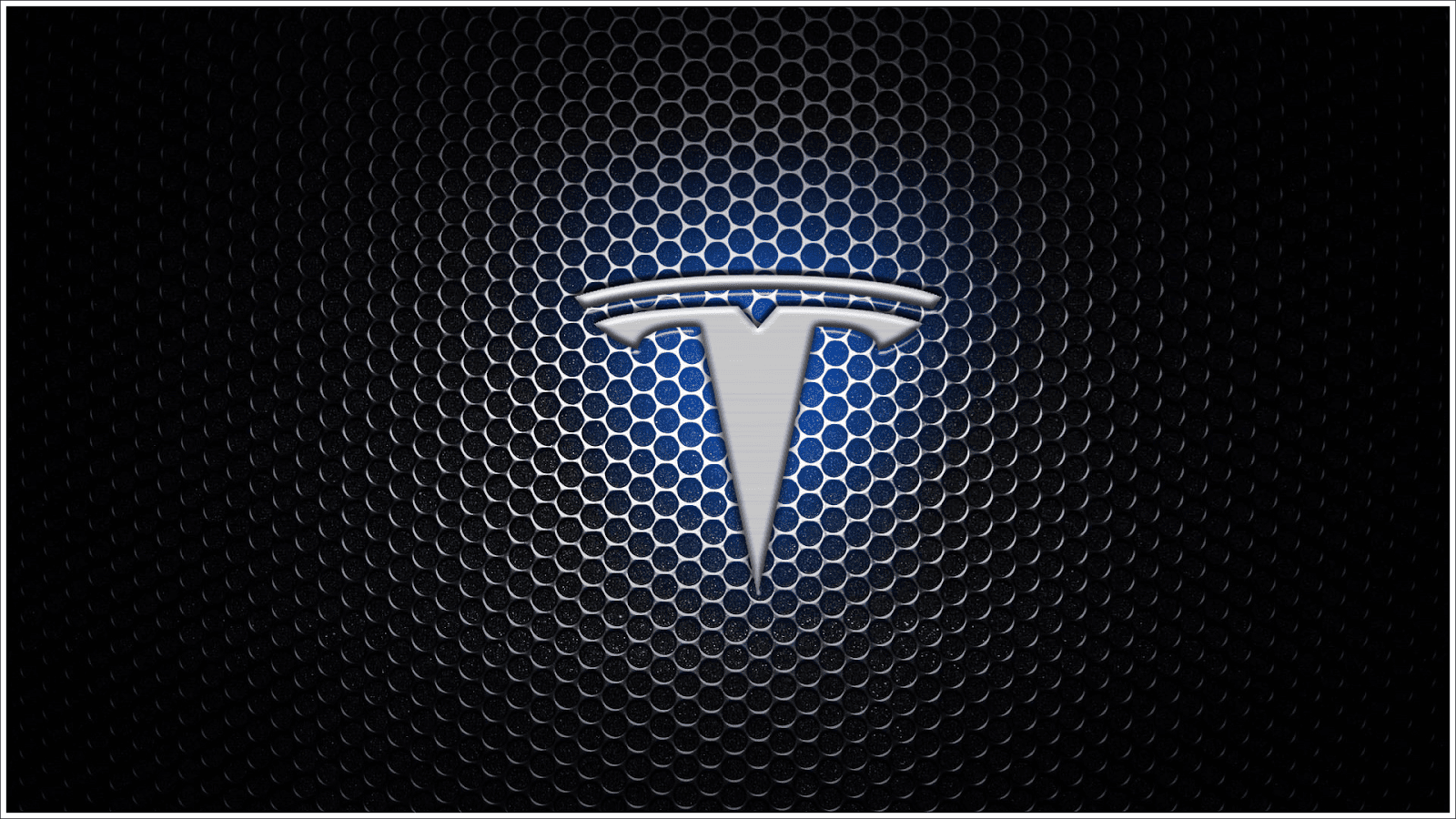 Photo du logo Tesla sur fond de motif en nid d'abeille noir
