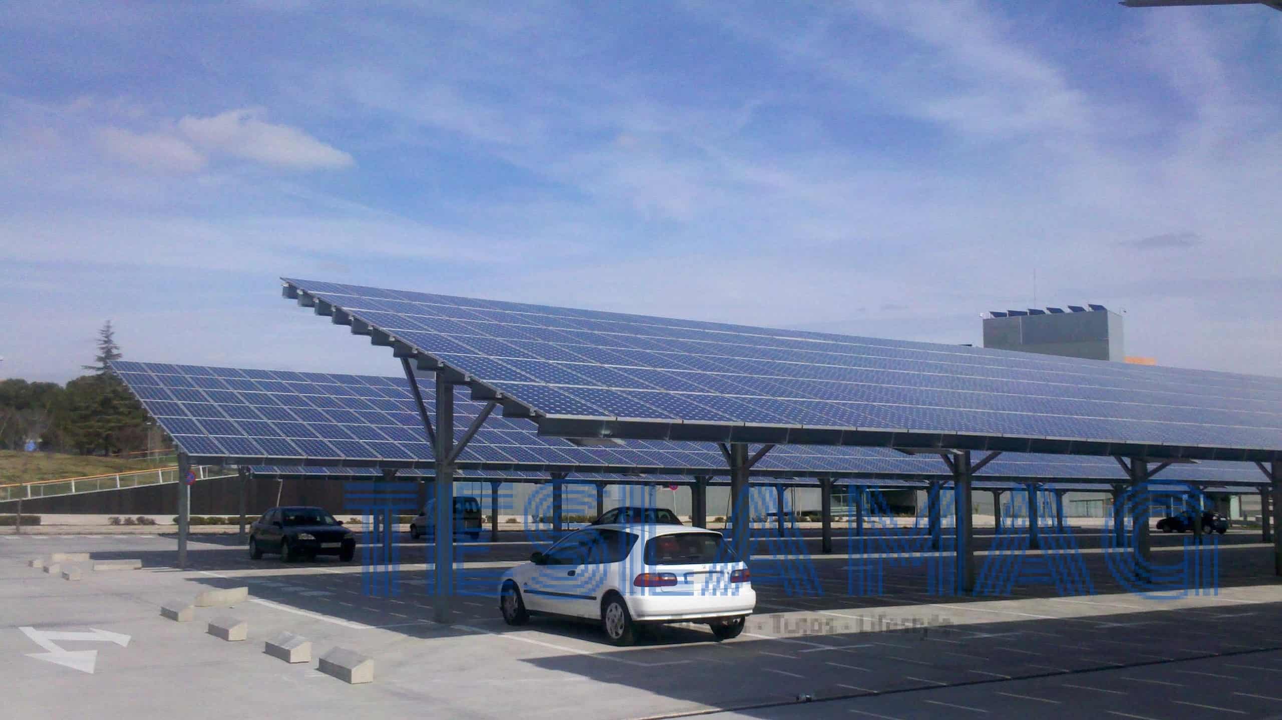 Photo présentant des ombrières photovoltaïques installée dans un parking