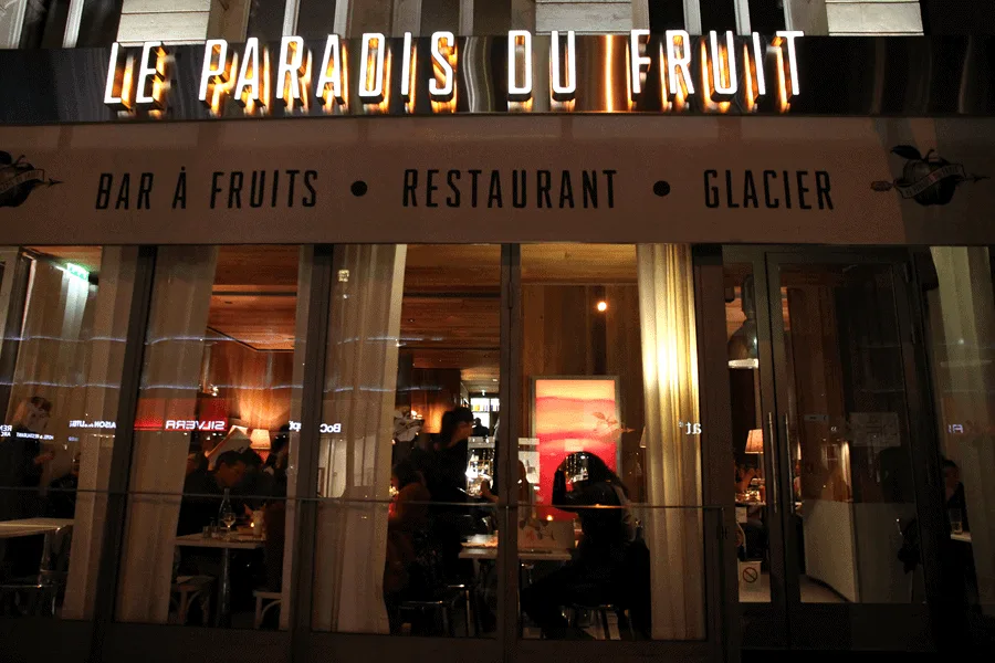Photo de la devanture d'un des restaurants de l'enseigne "Le Paradis du Fruit", à Paris.